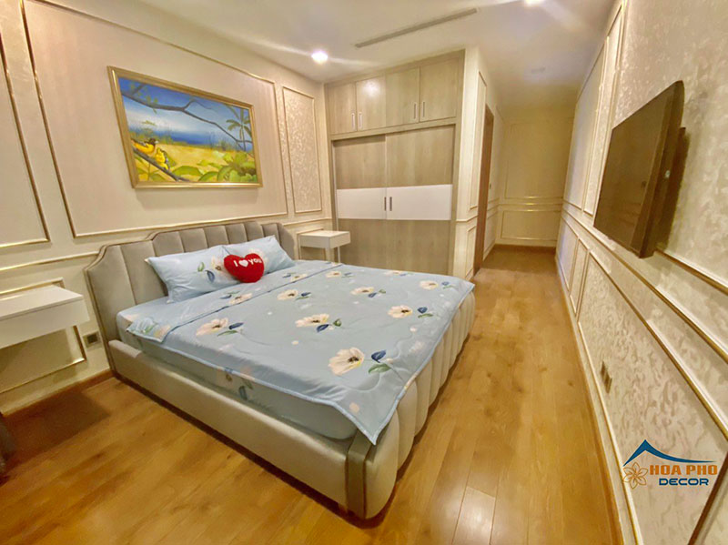 Màu tường và đồ nội thất có màu sắc đồng nhất làm nổi bật giường ngủ, sàn nhà