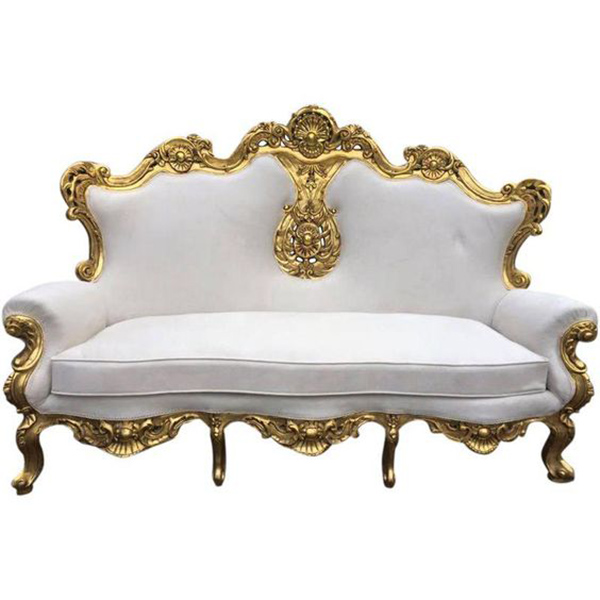 Chân ghế tròn được khảm vàng là điểm nổi bật nội thất Baroque
