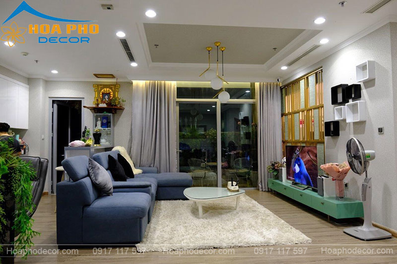 Sofa lựa chọn màu xanh biển giúp nổi bật toàn bộ căn phòng
