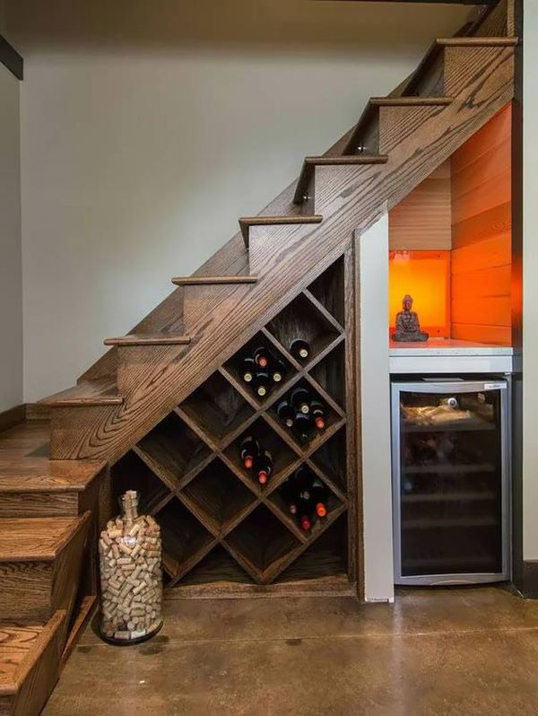 Trang trí gầm cầu thang với tủ rượu