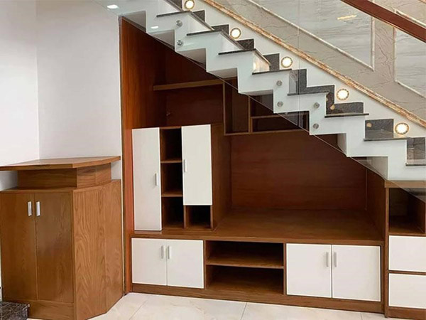 Trang trí gầm cầu thang bằng tủ sách